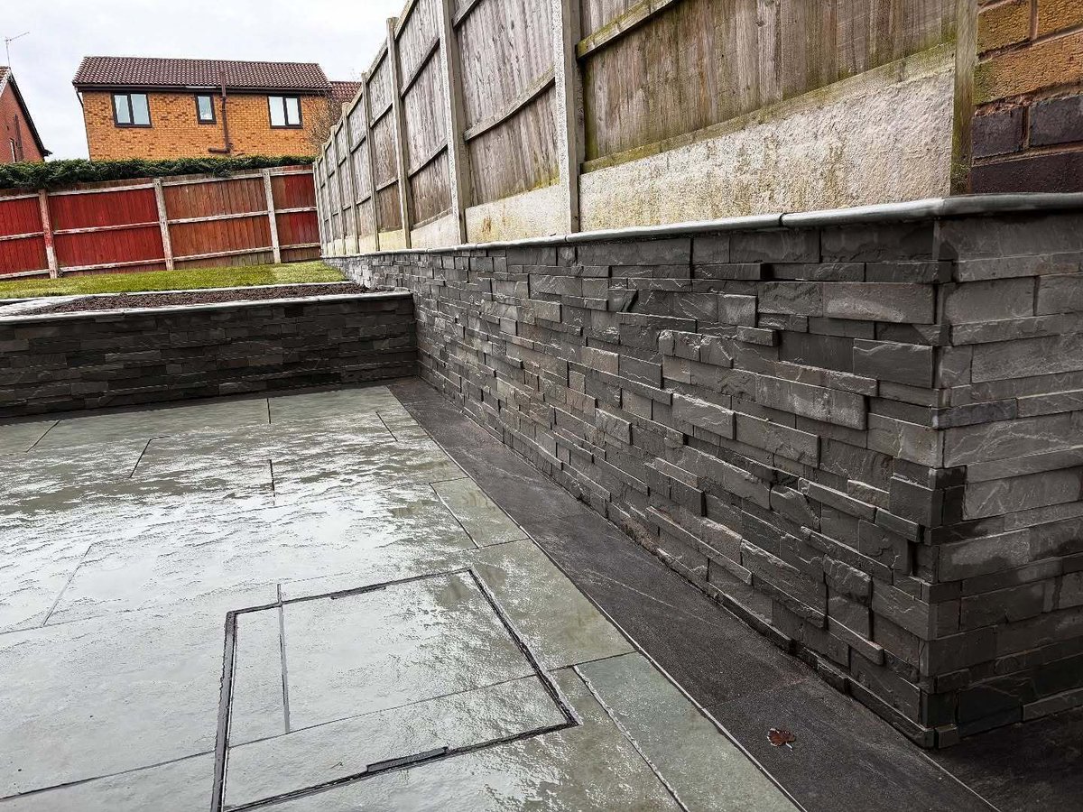 PSD_UK_LTD's tweet image. A stunning garden transformation by W F Construction crafted with our Kota Blue Limestone 900x600 and Kandla Grey Wall Cladding.
The outcome is a patio with effortless natural appeal and a head-turning finish 😍🔥 

#pavingstonesdirect #cladding #wallcladding #composite