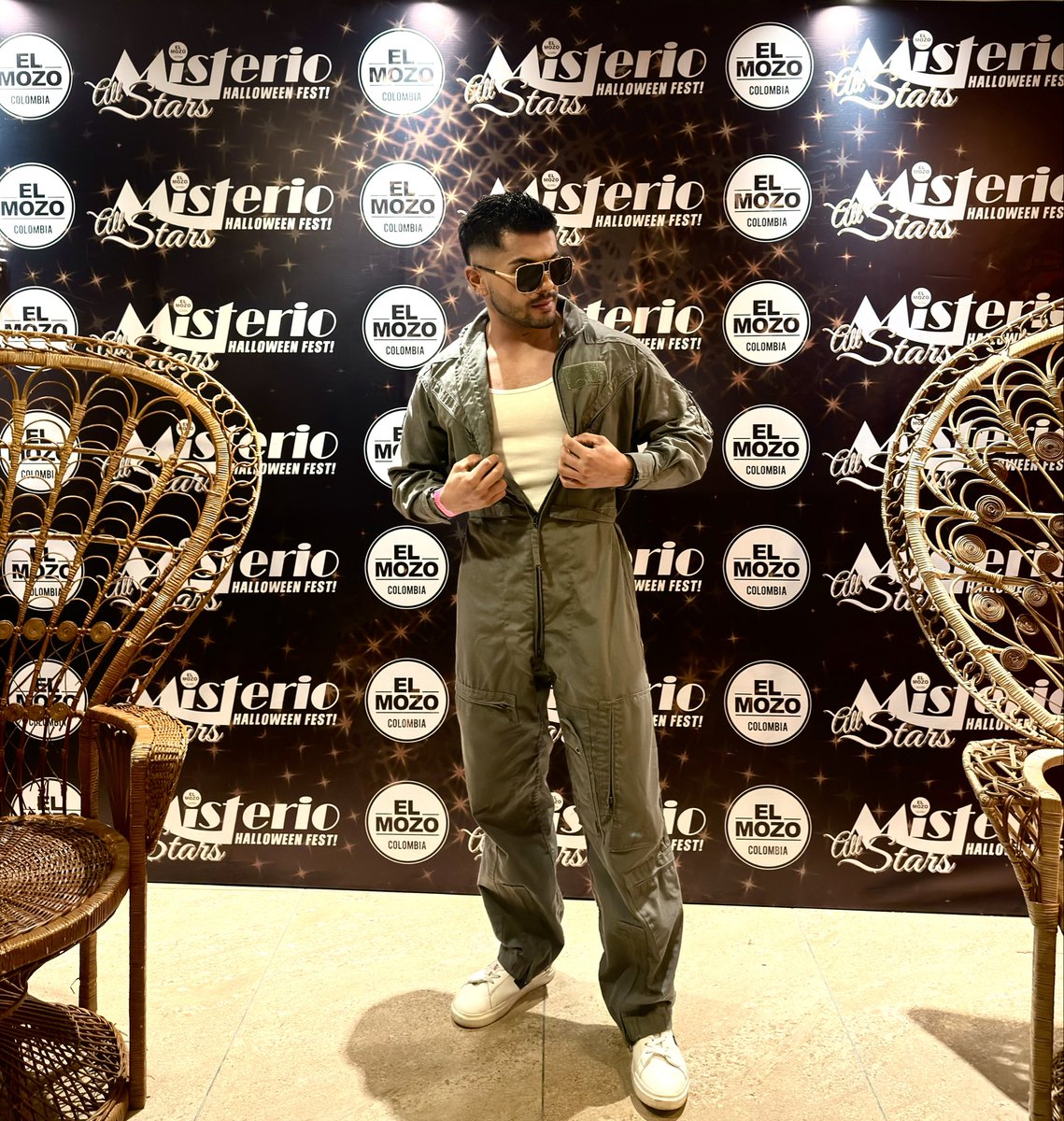 brayanarbo's tweet photo. Piloto 👨‍✈️ pero NO tu piloto 😌🤣😉 #Halloweenfest #bogota #tbt @ElmozoColombia https://t.co/xEPraQPWSb