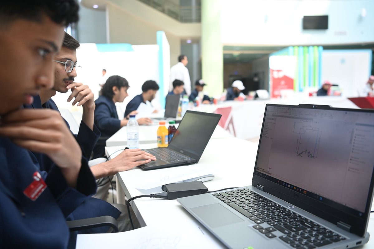 #الجامعة_اليوم 📸 
عميد كلية الهندسة وعلوم الحاسب #موسى_خبراني، يكرِّم الفائزين في مسابقة الرسم الهندسي، في نسختها الرابعة، التي ينفذها قسم الهندسة الميكانيكية بالكلية، بهدف تعزيز مهارات التصميم الهندسي لدى طلبتها.
#جامعة_جازان