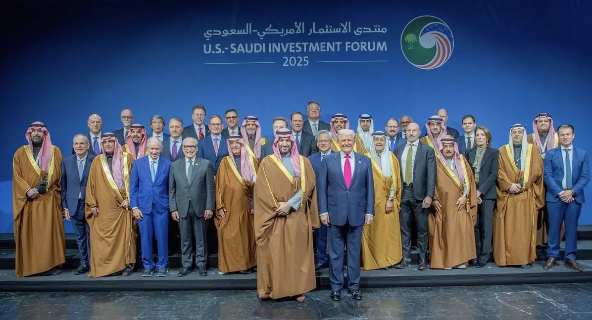 مشاهد كهذه لا تجسّد مجرد لقاءات دبلوماسية، بل تعبّر عن حضورٍ دوليّ راسخ وصوتٍ مؤثر للمملكة في تشكيل مستقبل الاقتصاد العالمي وتقنيات الذكاء الاصطناعي.
وفي كل محطة دولية كبرى، تثبت القيادة السعودية قدرتها على بناء شراكات استراتيجية تتجاوز حدود التعاون التقليدي، لتؤسس لتكامل اقتصادي