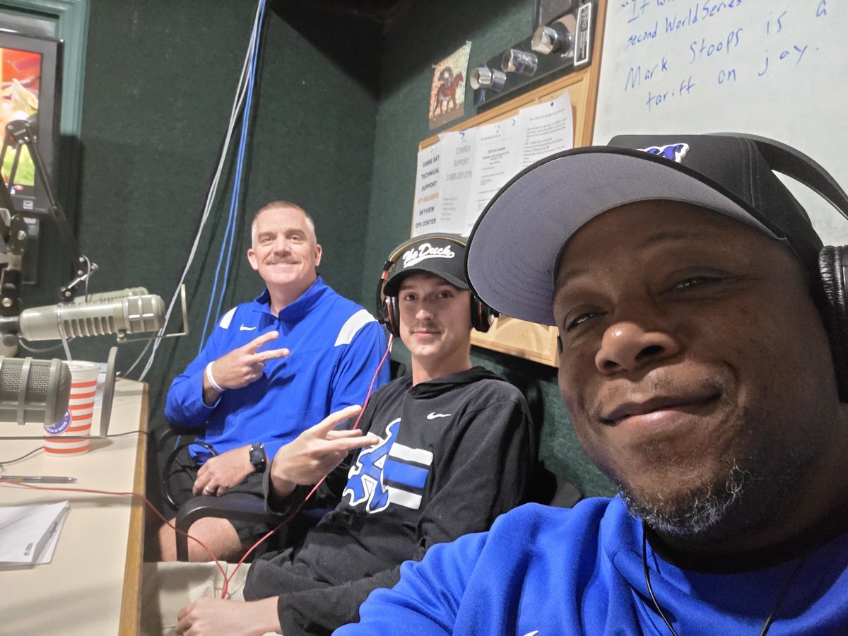 CoachDee97's tweet image. #RUNITBACK ✊🏾