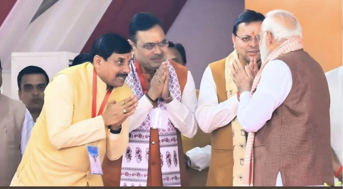 anandpandey72's tweet image. PHOTO OF THE DAY..नीतीश के शपथ ग्रहण समारोह में.. बाक़ी आप समझदार हैं.. आगे क्या लिखूं? #election #nitish ⁦@JansamparkMP⁩ ⁦@narendramodi⁩ ⁦@CMMadhyaPradesh⁩ ⁦@DIPRRajasthan⁩