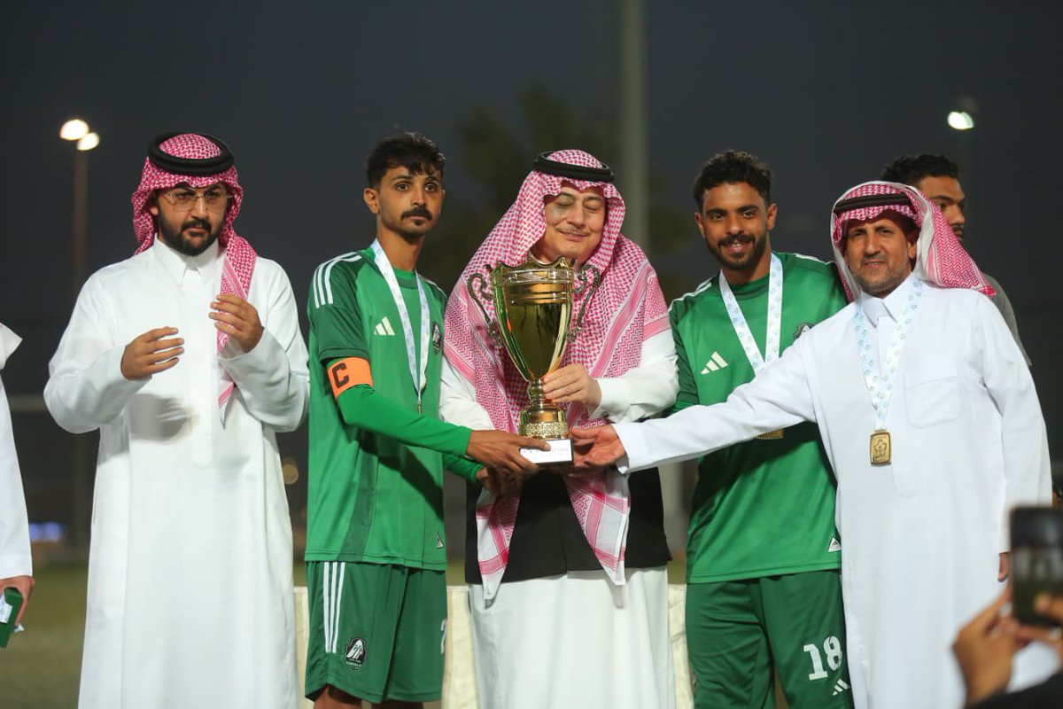 samira_club's tweet photo. فرع وزاره الرياضة بحائل يتوج نادي سميراء بطلاً لمنطقة حائل ✅🏆

#نادي_سميراء | #اسود_سميراء 
#حائل https://t.co/JwYvVtcO0f
