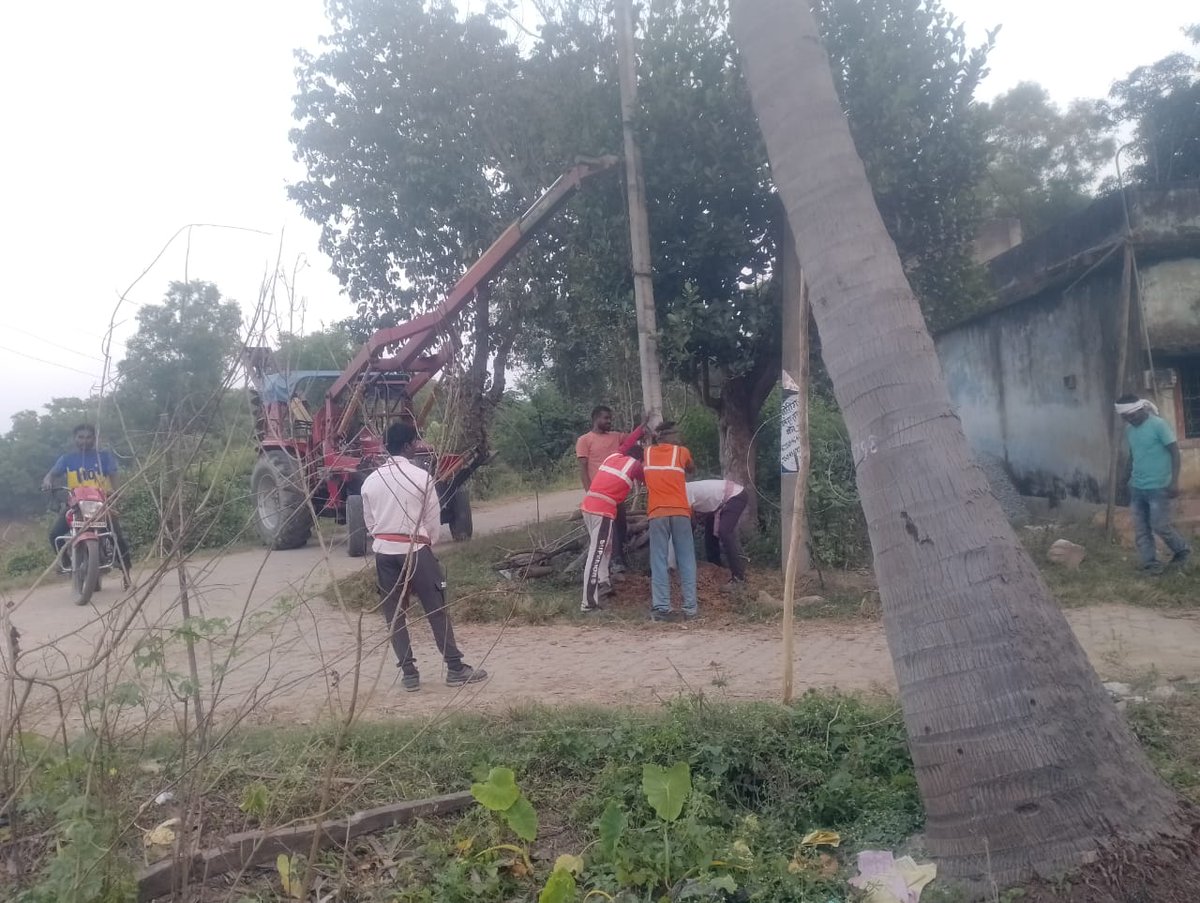 Dinbandhubhumij's tweet photo. घाटशिला प्रखंड के जोड़िसा पंचायत अंतर्गत छोलगोड़ा गांव के भुइयां टोला में पुराने बिजली के खंभे के जगह नए खंभे पवन सिंह के घर तक लगाए जा रहे है । पवन सिंह के घर से मेरा घर की दूरी 100 - 150 मीटर होगा । मैने खंभा लगा रहे कर्मियों से मेरे घर के सामने एक खंभा लगाने ...1/3 https://t.co/xvWIE4t6bR