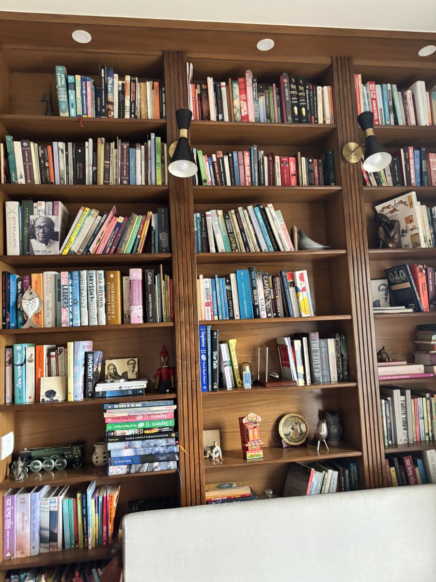 chhuti_is's tweet image. Joining this trend. Show me your photo with books.