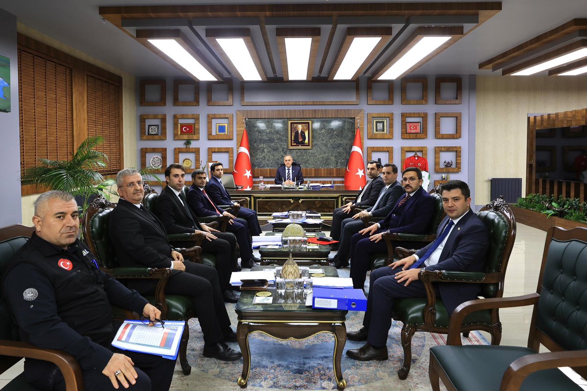 ahusta07's tweet photo. Kahramanmaraş merkezli 6 Şubat  2023 depreminde ilimizde etkilenen ağır hasarlı konutlar nedeniyle hak sahibi olan vatandaşlarımıza yapılacak binalara ilişkin merkez ve ilçelerimizde devam eden yer seçimi ve ihale süreçleri ile ilgili Vali Yardımcımız, ilçe Kaymakamlarımızın yanı sıra Çevre, Şehircilik ve İklim Değişikliği İl Müdürümüz ile AFAD İl Müdürümüzün de katılımıyla kapsamlı bir değerlendirme toplantısı gerçekleştirdik.

Hemşehrilerimizin hak sahipliği süreçlerinin hızlı, şeffaf ve doğru bir şekilde sonuçlanması ve yeni konutların en uygun alanlarda, en sağlıklı koşullarda yükselmesi için çalışıyoruz.