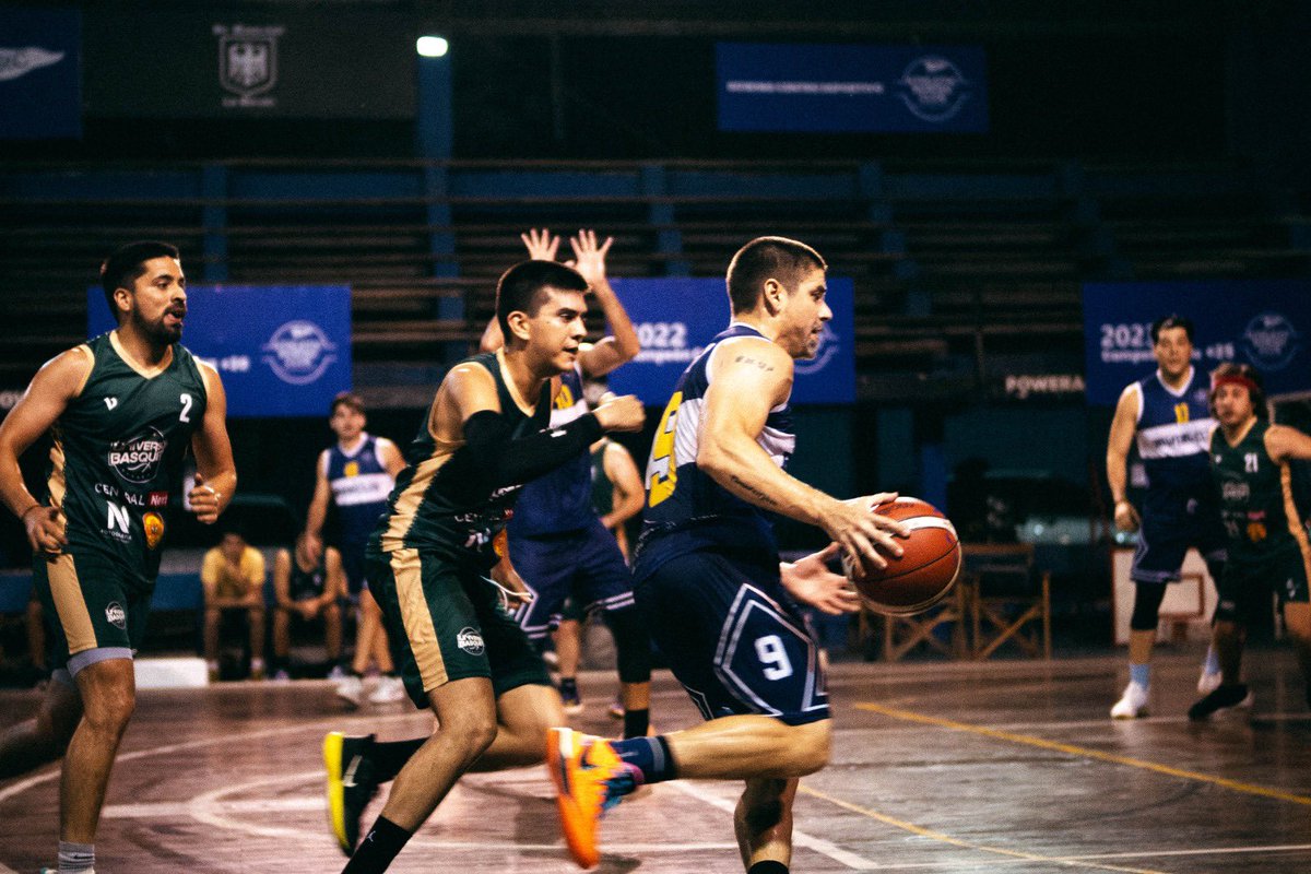 rowingclubpy's tweet image. Postales de anoche CAMPEONES INVICTOS 🤜🏻🤛🏻 del @torneocopa2530 (25) Clausura &amp;amp; llego la #14 🏆 en #maxibasket #paraguayo para el REMERO #somosremeros 👑🤴💙🔵🏀