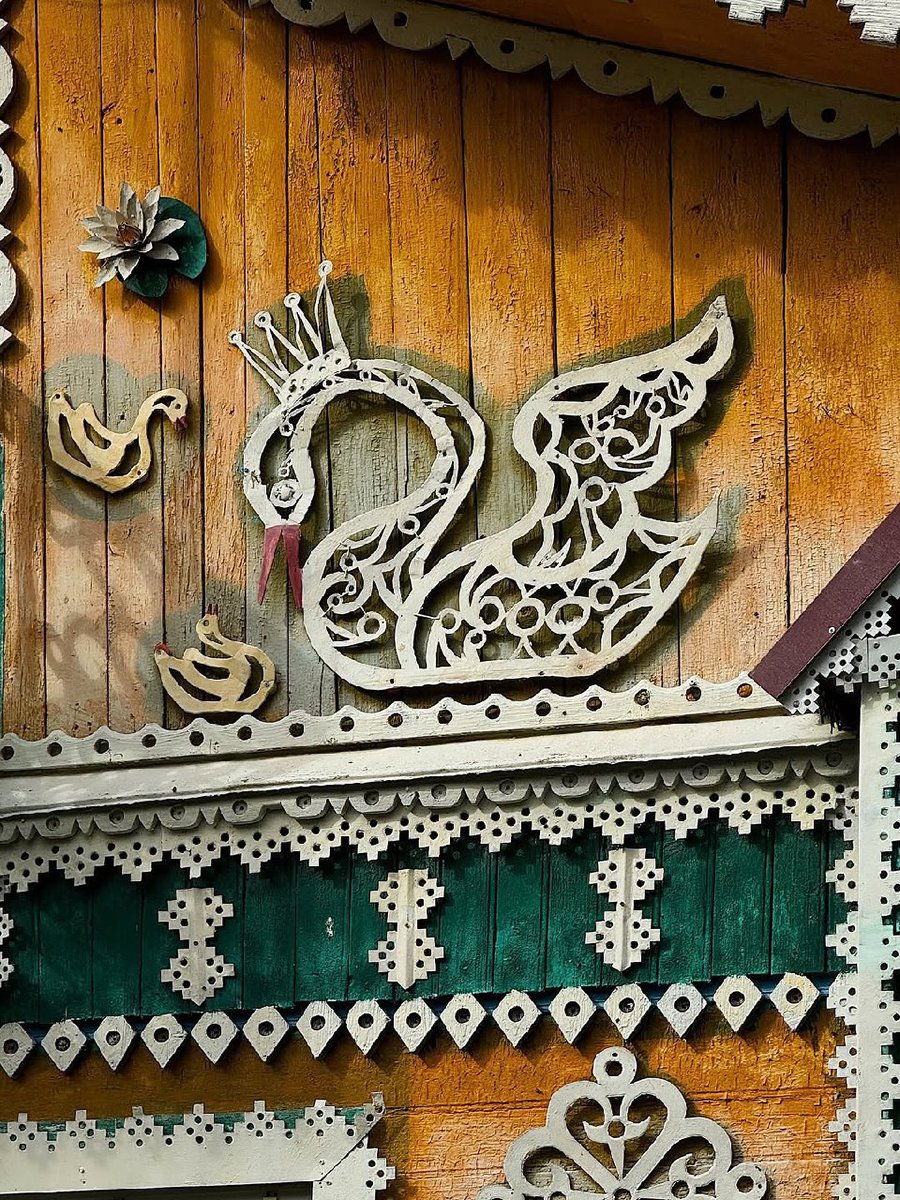 Необычный домик в Мещовске Калужской области

Пишут, что хозяина больше нет в живых. Его жена продолжает следить за домом, ухаживать за этим местом🥹