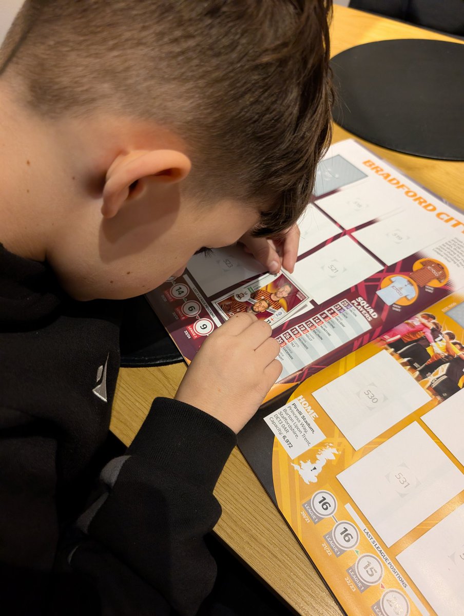 toddy2717's tweet image. In from work and he&apos;s at it already cook in second pack opened so he&apos;s buzzing 😂 #bcafc #efl