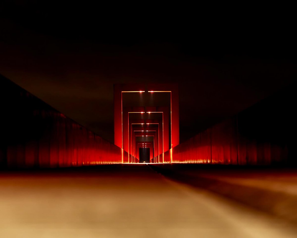 CergyPontoise95's tweet image. #JeudiPhoto | 🌙✨ La passerelle rouge, version nocturne
Même la nuit, elle ne dort jamais. Sous l’obscurité profonde, la passerelle rouge s’amuse avec la lumière.
Trois photos, trois ambiances… et toujours ce même charme qui accroche le regard. 😍

📸 pix_by_nath 🙏