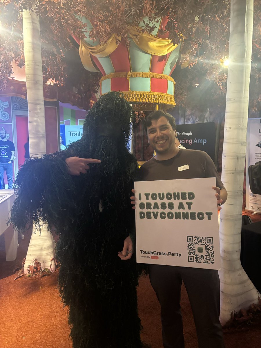 dinaturalist's tweet image. The legend touched the grass at @ETHGlobal Pragma! @onunoreis 
#touchgrass