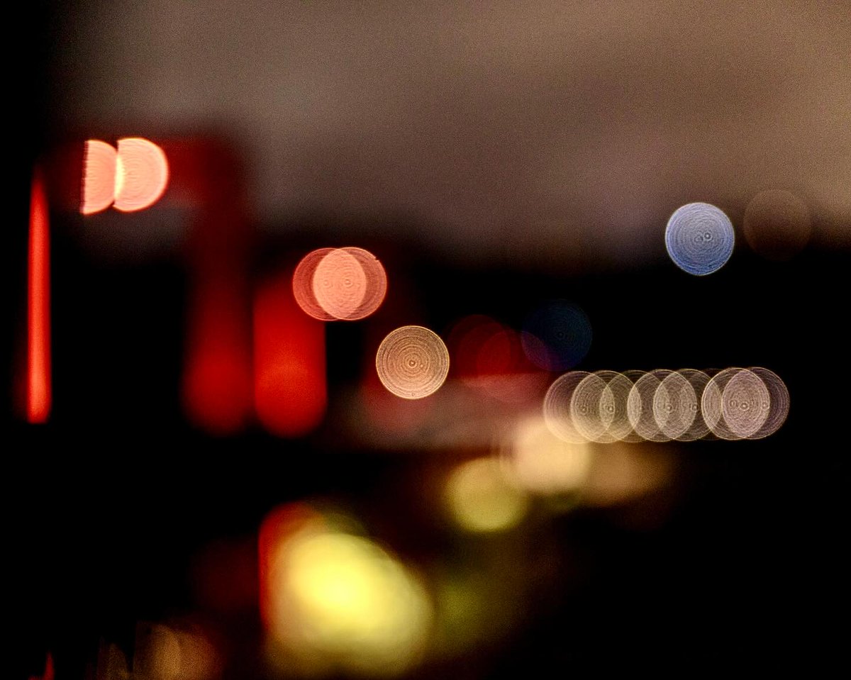 CergyPontoise95's tweet image. #JeudiPhoto | 🌙✨ La passerelle rouge, version nocturne
Même la nuit, elle ne dort jamais. Sous l’obscurité profonde, la passerelle rouge s’amuse avec la lumière.
Trois photos, trois ambiances… et toujours ce même charme qui accroche le regard. 😍

📸 pix_by_nath 🙏