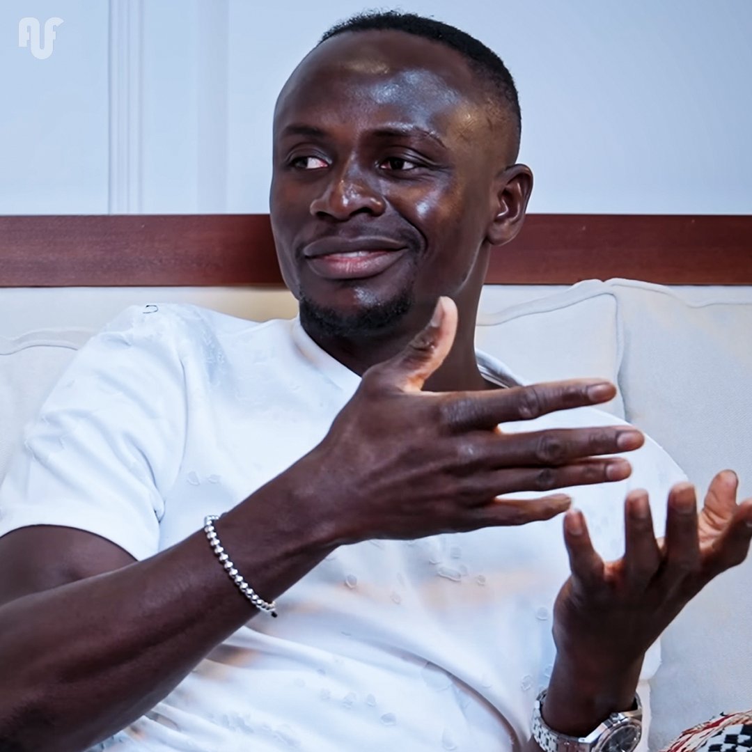 AnfieldFootball's tweet image. 🗣️ Sadio Mane: "I’ve never seen a professional footballer and human like Roberto Firmino. He’s the only player I have their shirt hung up in my house."