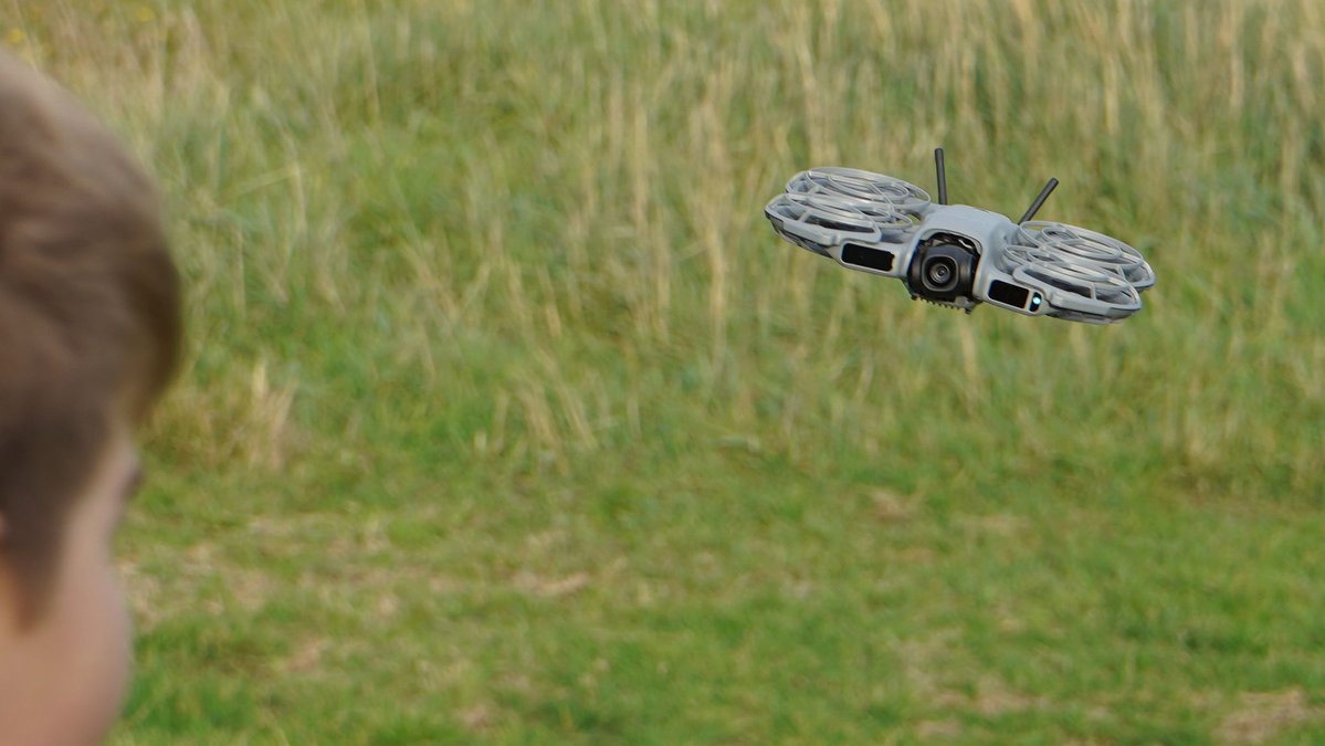 djirumor's tweet image. The DJI Neo and Neo 2 drones are perfect holiday gifts, but the must-have accessory isn’t a fancy controller—it’s extra batteries.

With just 15 minutes of flight time, more batteries mean more fun without the wait. #DroneLife #TechTips

 (1/2)