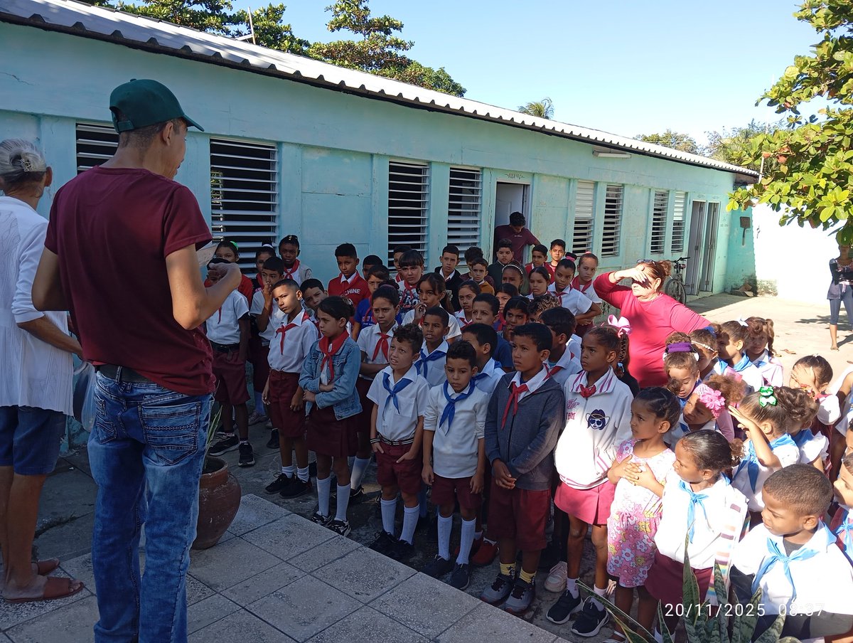 La Asociación Cubana de Técnicos Agricultores y Forestales representado por el Mrs Gilner Escalente Nieves reconoce a alumnos ganadores de los concursos Mi programa verde y Conciencia verde del curso 2024_2025