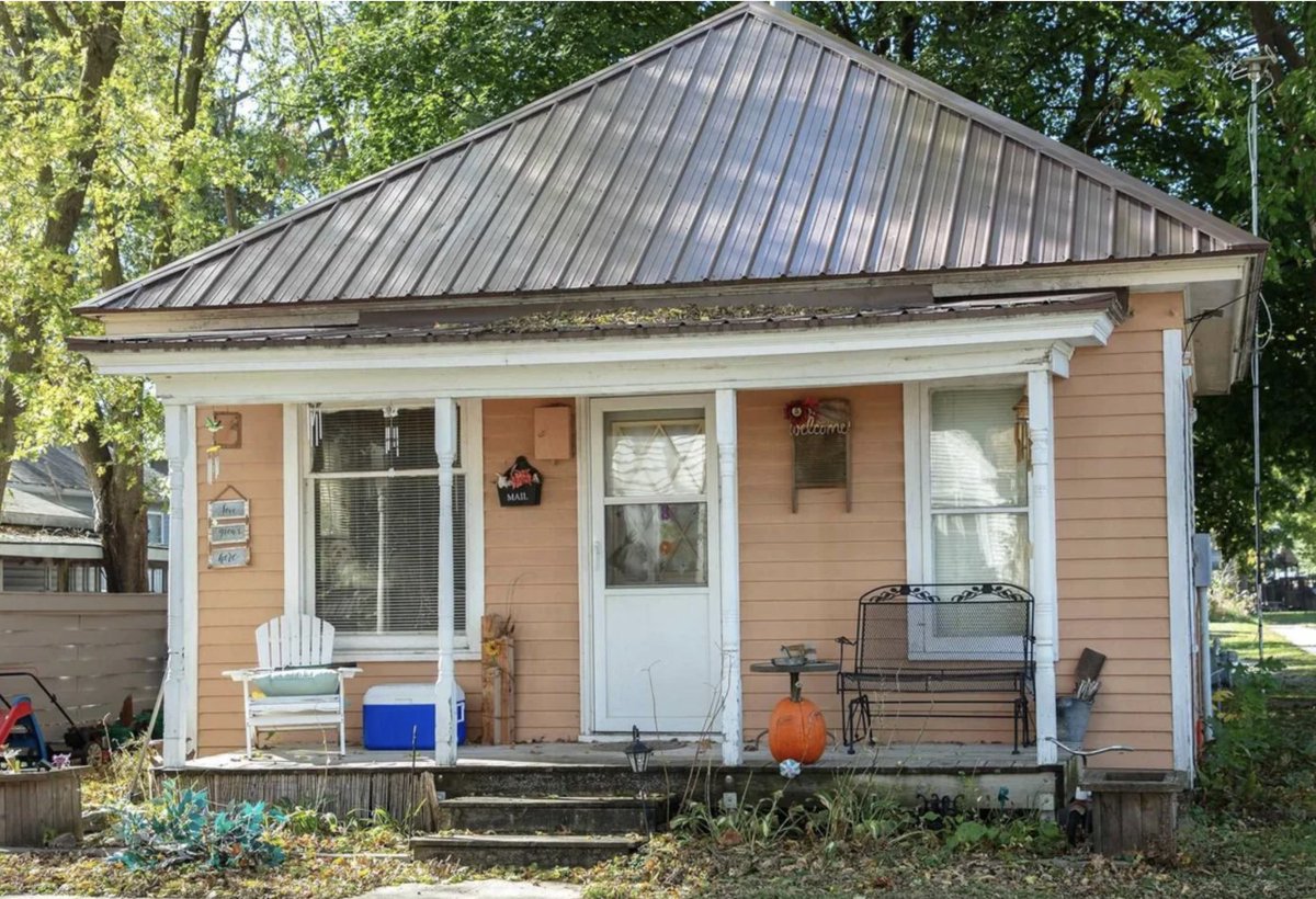 oldhouseunder50's tweet image. Adorable c.1910 500-sf #Iowa #tinyhouse $75K 
oldhousesunder50k.com/adorable-c-191…