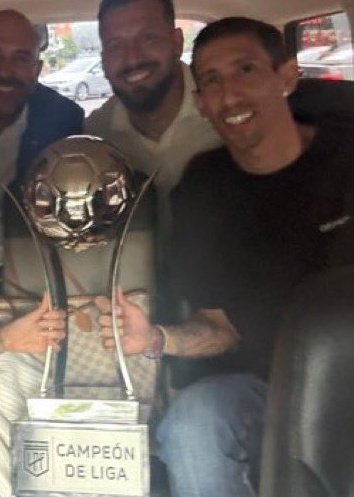 frabigol's tweet photo. Di María AYER: "Chiqui es el que eligió a Scaloni y bancó todas las criticas. Nuestra gloria arrancó ahí, con Chiqui Tapia. A mí solo me falta salir campeón con Central"

Di María HOY: CAMPEÓN SENTADO en una OFICINA con el CHIQUI TAPIA

Así está claro? DI MARÍA SECANUCAS https://t.co/BnhR12xp4x