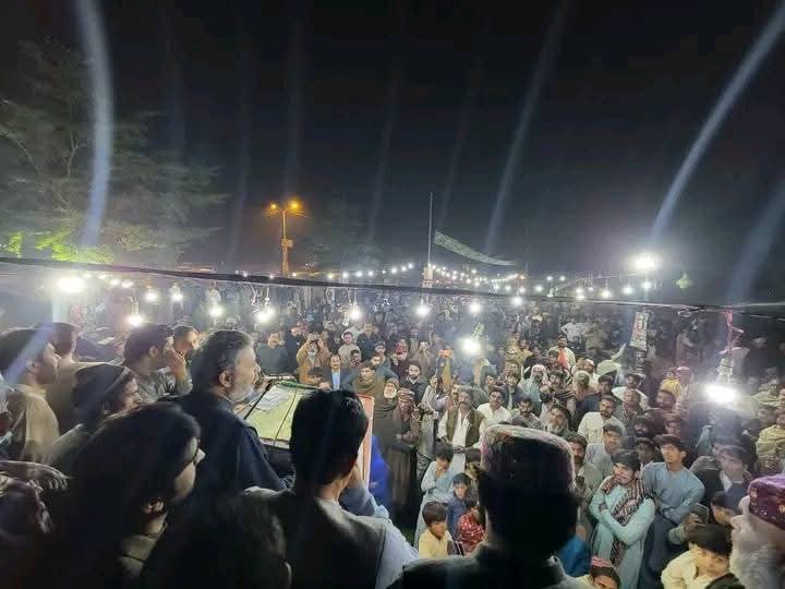 ShahbazHanif77's tweet photo. چوک چرہٹہ 
سابق چیئرمین ملک خالد آرئیں (مرحوم) کے خاندان و کرنل ریٹائرڈ طارق ملک صاحب کی میزبانی میں شاندار پروگرام 
 پیپلز پارٹی پر مکمل اعتماد کیا اور سردار دوست محمد خان کھوسہ کی مکمل حمایت کا اعلان کر دیا 
#NA185 #Bhuttoka #VotrForPPP
#DGkhan #Teerchalyga https://t.co/AiP3qqsTNb