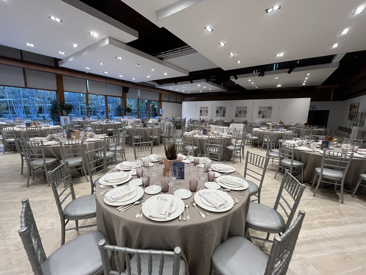 nanarquitectura's tweet image. ¡Todo listo para los #PremiosNAN2025! Esta noche celebramos en Uzalacaín La Finca la entrega de estatuillas a los #proyectos más punteros, los #materiales más innovadores y el Premio Honor a la Trayectoria 🌟