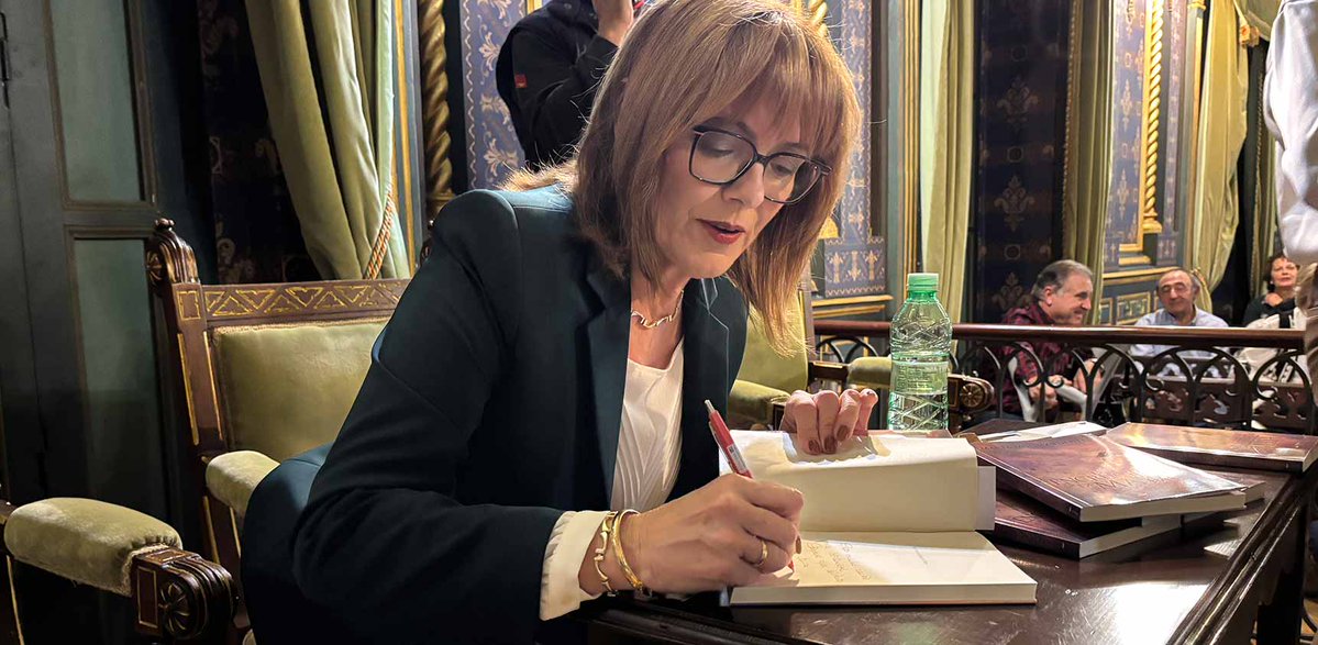 María Muñoz Fuentes presenta 'La encrucijada de Maya'. El tercer libro de la profesora mazarronera está dirigido  especialmente a lectores adolescentes y combina misterio, fantasía y  descubrimiento personal.
lavozdemazarron.com/index.php/noti…