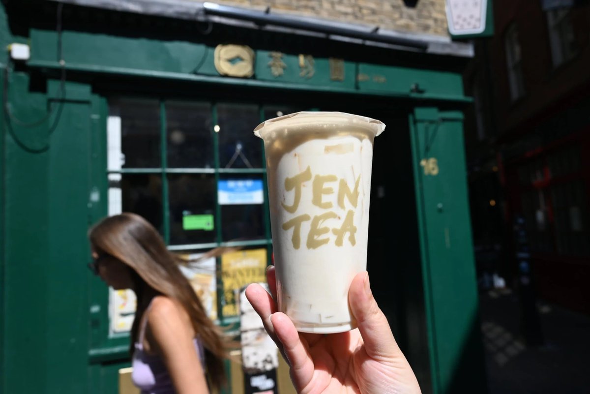 pk_linnie's tweet photo. Trà sữa (bubble tea / boba) là xuất phát từ Đài Loan vào những năm 1980s. Người ta thường nhắc tới người sáng tạo đầu tiên là Liu Han‑Chieh và Lin Hsiu Hui tại quán trà Chun Shui Tang ở Thành phố Taichung, Đài Loan.

FINAL DRAFT FINAL LOVE
#LoveDesignFinalEP https://t.co/wSAiOKS0op