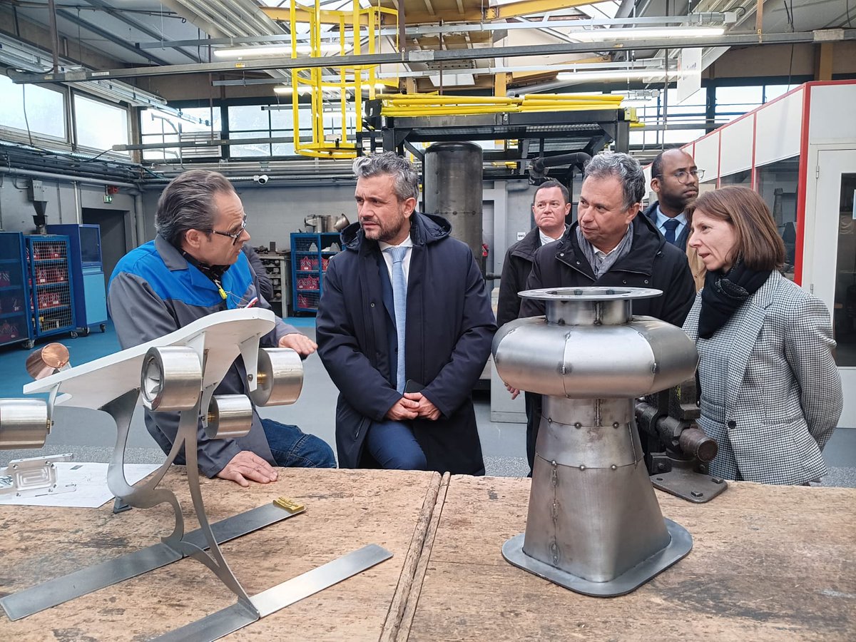 #SEDI2025 | Le recteur <a href="/PhiAgresti/">Jean-Philippe Agresti</a> a poursuivi son déplacement au lycée des métiers de l'industrie G. Eiffel de Tours.
Échanges riches autour des métiers d’avenir, de la place des femmes dans l’industrie, de l'innovation et du patrimoine en lien avec la restauration de la loco🚂