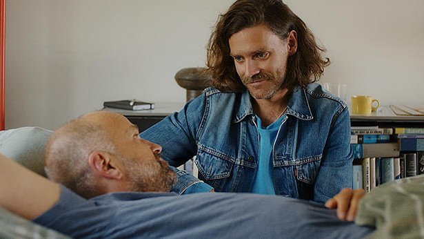 ダーグ・ヨハン・ハウゲルード『LOVE』泌尿器科の女性医師とゲイの看護師…画一的恋愛とは距離を置く二人の行動…様々な愛と関係の形…マッチングアプリとフェリー…素直かつ対等に愛について本音を語り合う…対話における優しさ気付きと変容…支えと献身…開放的な街オスロ…自由で温かな会話劇の秀作