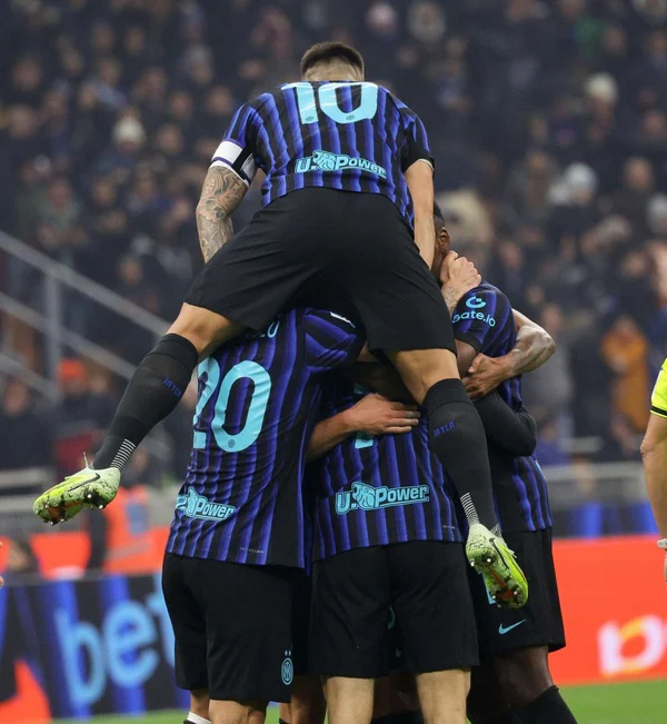 BlogSisal's tweet image. Dopo la sosta riparte il campionato di #SerieA e subito ci sarà una delle partite più importanti della stagione 🔜

Ecco il derby di Milano: San Siro decreterà il vincitore. #Chivu o #Allegri? 

👉tinyurl.com/3xsvysca#artic…