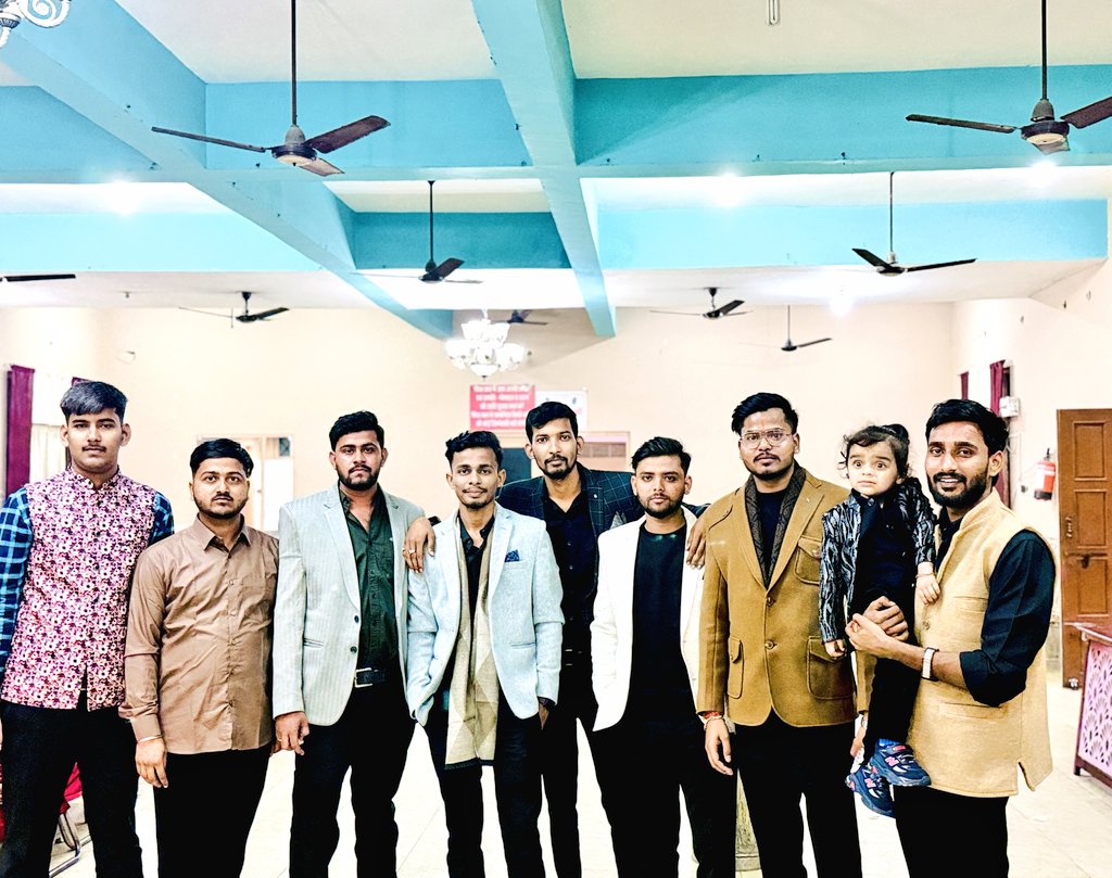 कल रात्रि चमन वाटिका मैरिज हॉल,बस्ती में प्रिय भाई प्रियांक सिंह की बहन के तिलक समारोह में शामिल हुआ।
