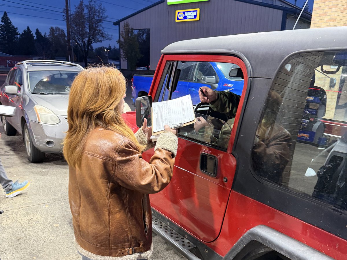 ChristineDrazan's tweet image. Oregonians are fired up and ready to repeal Tina’s massive $4.3B tax hike. Last night we gathered 250 signatures in just 2 hours with thousands of additional signatures being collected by dedicated volunteers across our state. 

There are signing locations across our state, so…