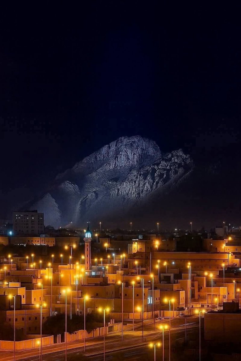 جبل اُحد ليلاً⛰️🇸🇦

قال رسول الله ﷺ "إن أحداً جبل يحبنا ونحبه".