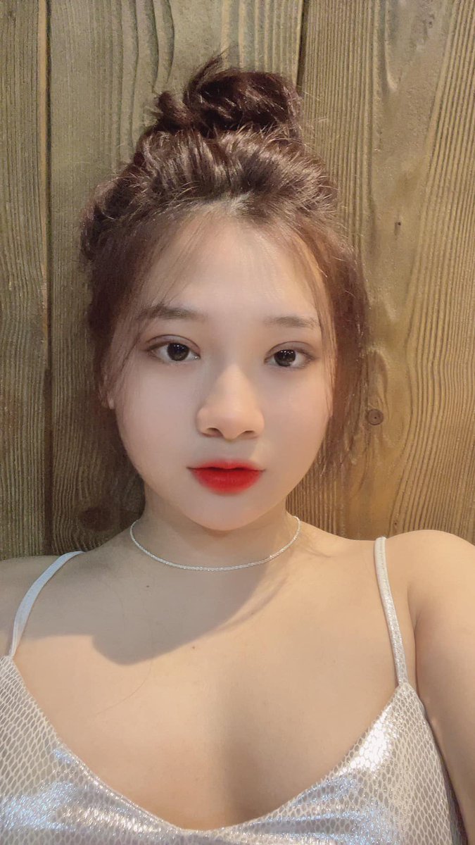 العيون هو النور الذي يجمع الفرح بين الذكريات. Hector Biccum