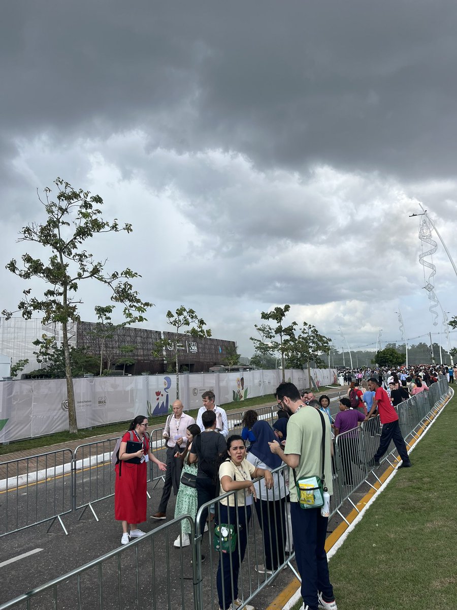 PatrickPeriard's tweet image. Events for the day on pause as mandated evacuation underway due to a fire at #cop30 @ClimateBlue