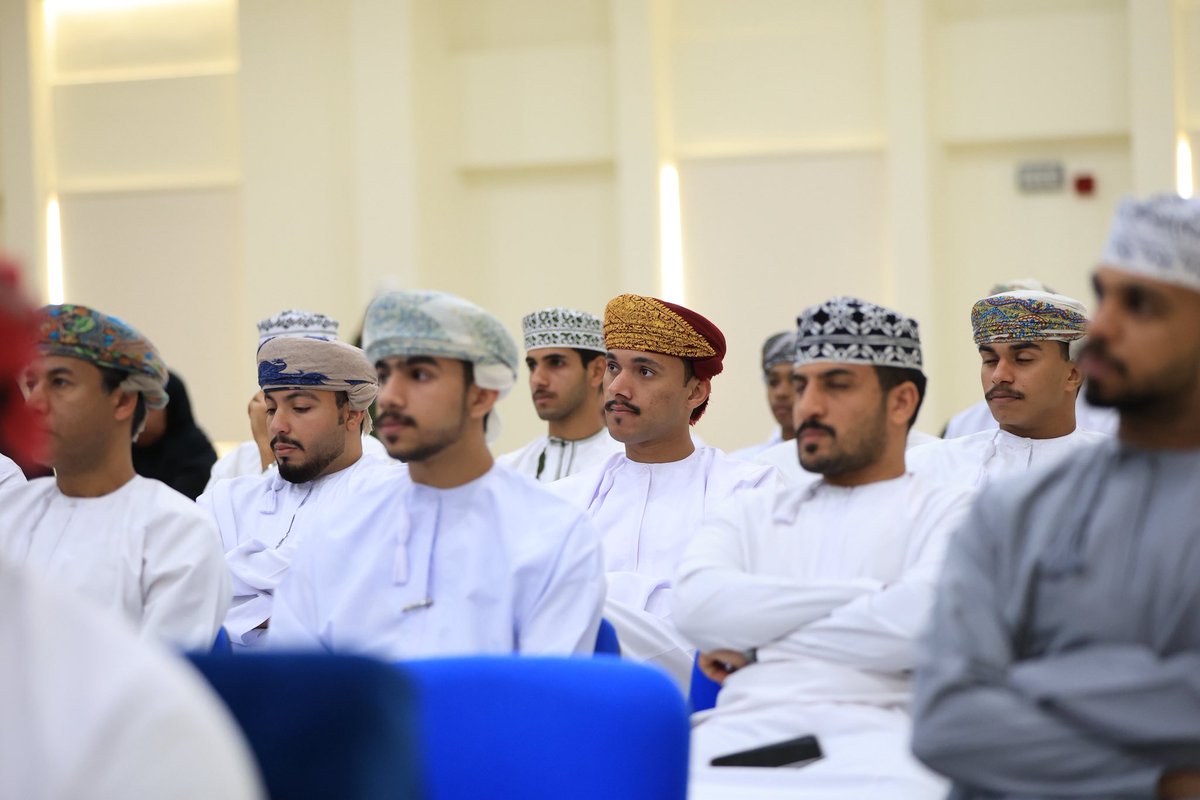 khamis_95_'s tweet photo. طوينا اليوم صفحة مضيئة من مسيرة العطاء في مبادرة #إرادة للباحثين عن العمل؛ تلك المبادرة التي قدّمها معهد البريمي للتدريب الإداري، واحتضنتها كلية البيان بكل دعمٍ واهتمام. استطعنا بفضل الله تمكين أكثر من ١٢٠٠ باحث وباحثة عن عمل، لنراهم قريبًا في مواقع تُلامس طموحاتهم. https://t.co/Jrq3Cl98Nn