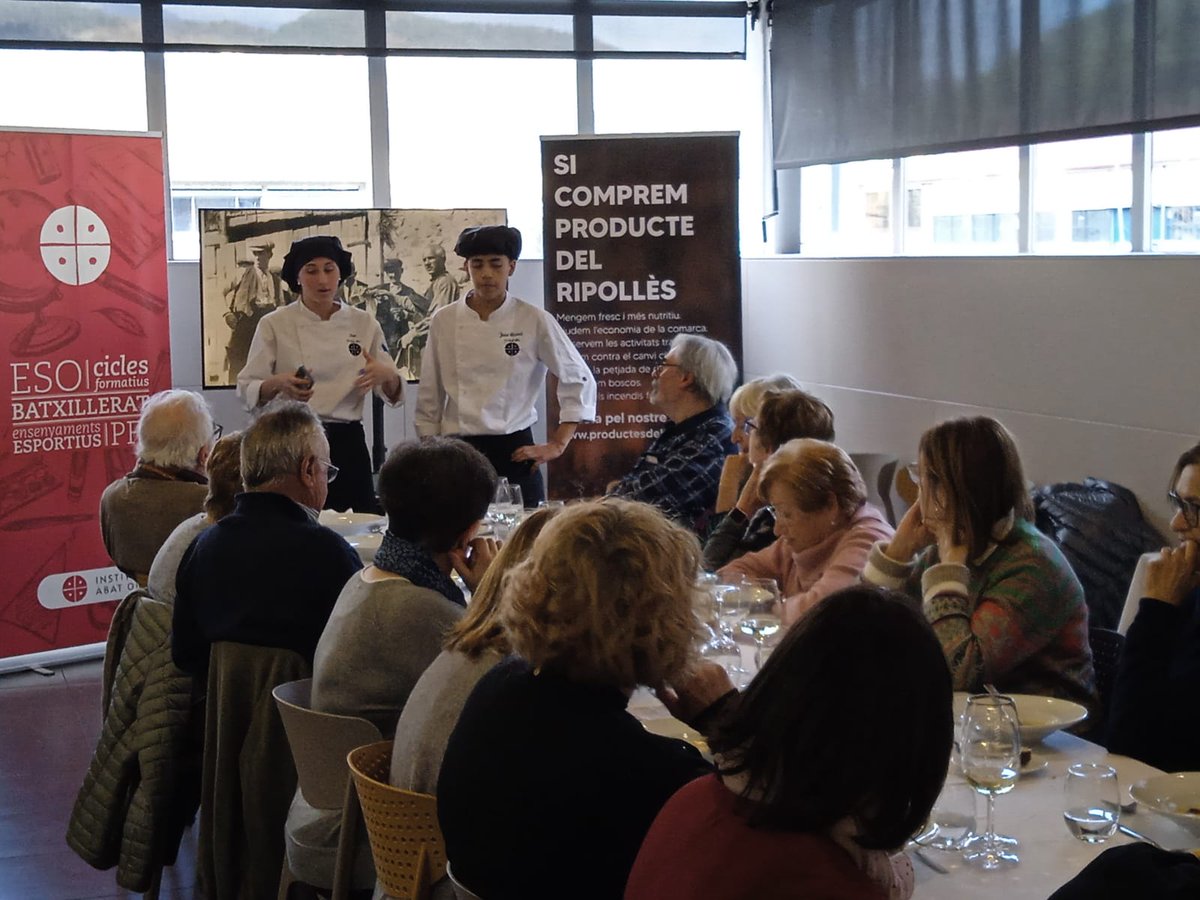 assopalimpsest's tweet photo. Ahir amb els alumnes i professors #AulaHostaleriaRipolles @insabatoliba vam fer realitat un nou dinar temàtic en què recuperem i actualitzem antigues receptes, aquest any els Plats perduts del Pirineu https://t.co/J1BgfXjyes https://t.co/aOqqIGzj6r