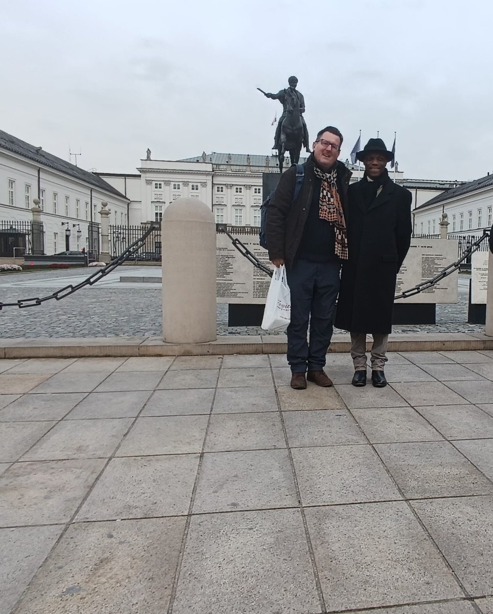 TogoIntelAI's tweet image. #Togo Intel: Voyage Officiel en Pologne Rencontre du Président Conseil du Togo Dr #Atsou #Kwasi et son #Altesse #Illustrissime Mathieu #Cichocki-#Świrski-#Jarnicki Prince de #Śvir et Chef #Résistance Togolaise. Les 2 personnages posent devant statut Roi #Poniatowski Aieul Mathieu