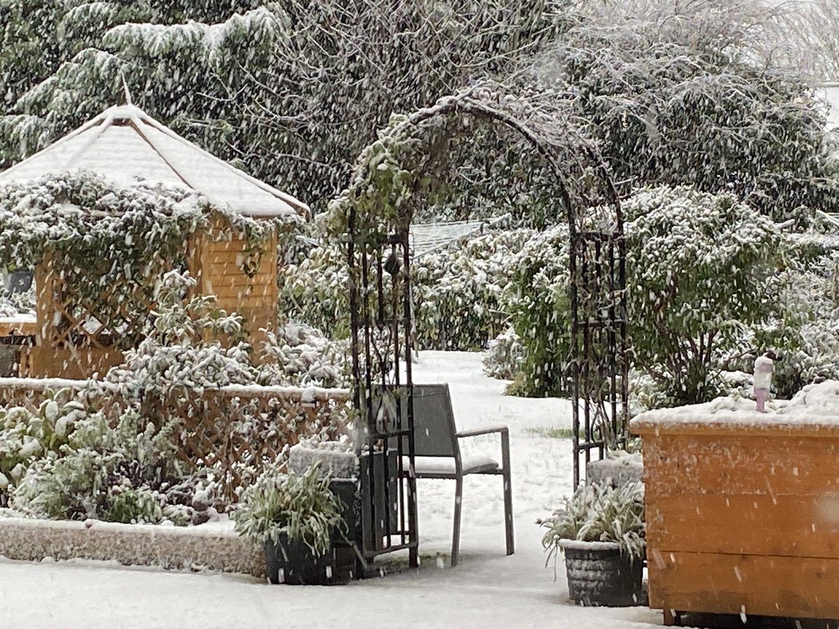 RoseButton1958's tweet image. #uksnow #Scarborough #WeatherUpdate 
Mixed bag of weather. 
🌈 ❄️ ⛄️