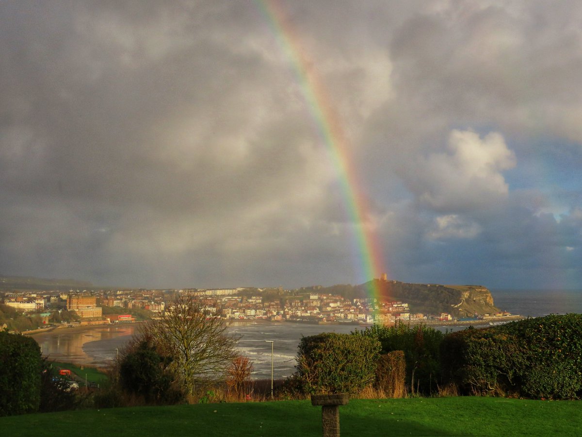 RoseButton1958's tweet image. #uksnow #Scarborough #WeatherUpdate 
Mixed bag of weather. 
🌈 ❄️ ⛄️