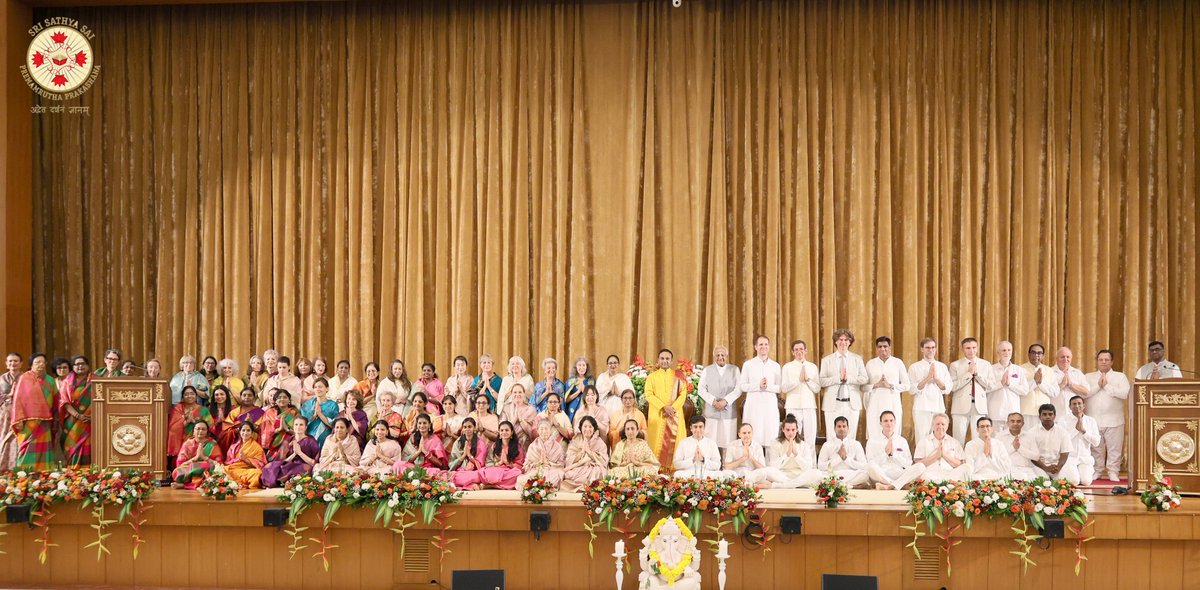 sri_madhu_sai's tweet image. ✨ Launch of the Value Education Book Series ✨

We celebrate the global launch of the Value Education Book Series—rooted in Bhagawan Sri Sathya Sai Baba’s message that “the end of education is character.” This initiative brings values back to the centre of learning for children…