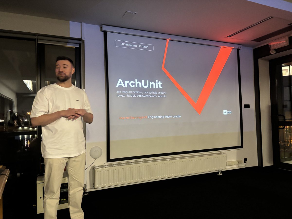 BydgoszczJUG's tweet image. Kolejny już 56 meetup @BydgoszczJUG  - dzięki @xtbpl w wspaniałej scenerii wyspy młyńskiej - na scenie Marcel Baumgardt i #archunit