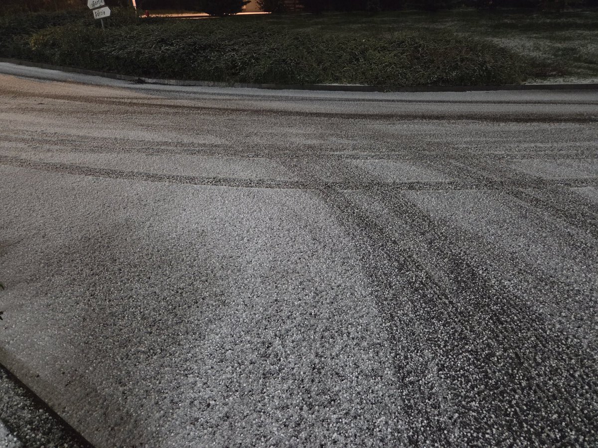 🌧️ Averses de grêle dans le #Calvados : prudence sur les routes

Des averses localisées peuvent rendre la chaussée particulièrement glissante.

⚠️ Automobilistes : adaptez votre vitesse et augmentez les distances de sécurité.
🚶‍♂️🚴‍♀️ Piétons, cyclistes : soyez vigilants, le risque