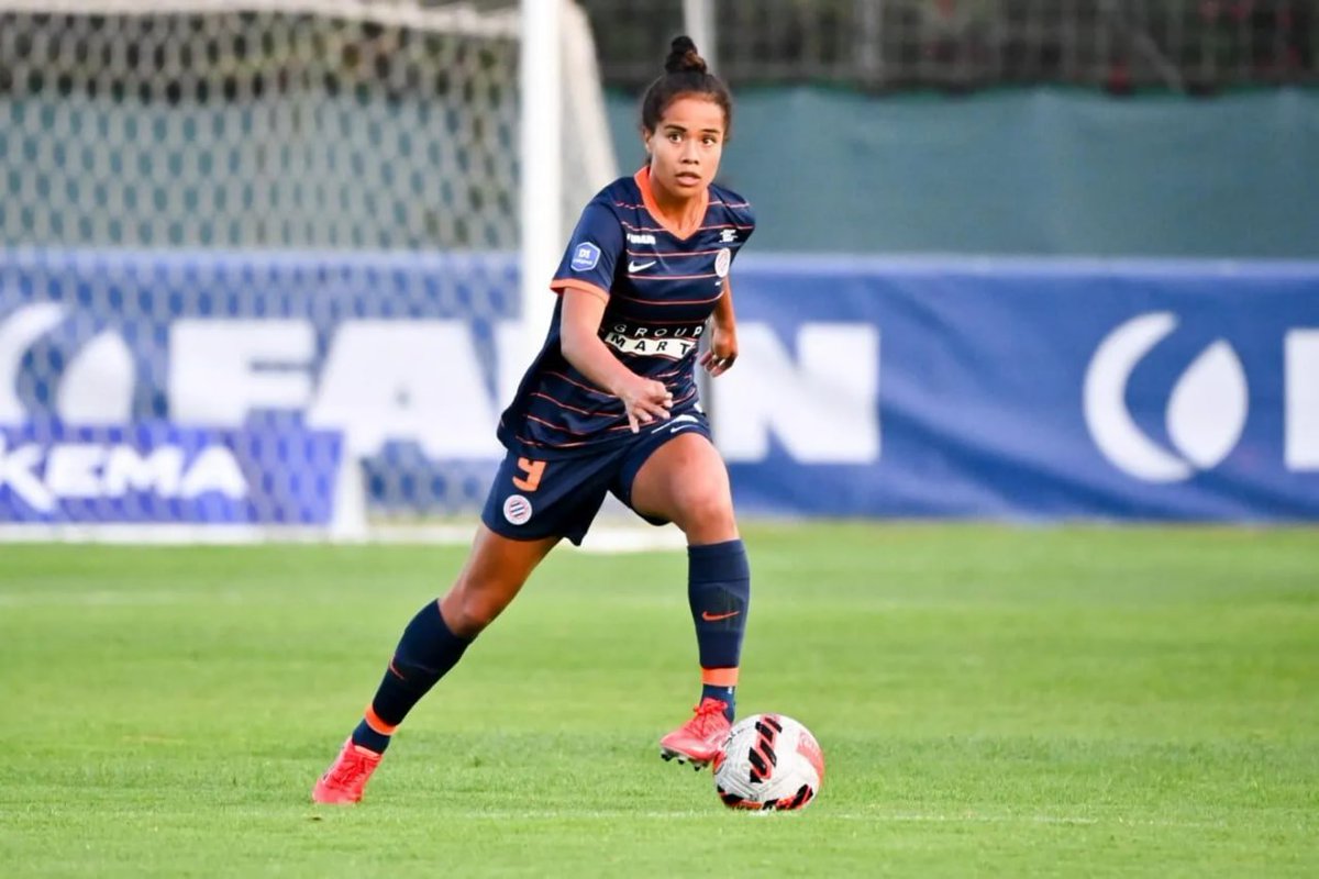 mundopelotanet's tweet photo. 😨🇦🇺 INDIGNANTE: Mary Fowler contó haber sufrido racismo durante su paso por el Montpellier de Francia, cuando ella y otra jugadora negra, fueron las únicas en no recibir flores en un acto de final de temporada, y en su lugar recibieron PLÁTANOS.

"Cuando entramos al vestuario, algunas de nuestras compañeras nos preguntaron por qué no habíamos recibido flores. Nos encogimos de hombros, tan extrañadas como ellas. Algunas de las chicas se rieron y luego una acercó y nos entregó a mi amiga y a mí algunos plátanos, diciendo: 'Toma, toma estos'. Esa fue la guinda del pastel.

No recibir flores era una cosa, pero como éramos dos de las seis únicas chicas negras del equipo, recibir plátanos no era algo que pudiera tomarme a broma y olvidar. ¿Fue un accidente? ¿Era lo único que había en el vestuario que podía darnos? ¿Lo hizo con buena intención?

He intentado justificarlo de muchas maneras diferentes, pero cuando añado las muchas otras ocasiones en las que nos sentimos de forma similar en el club, me resulta difícil verlo como un simple error.

Momentos como este hacían difícil no darnos cuenta de que nos trataban de forma diferente a las demás jugadoras".

Fowler contó en 'Bloom', su libro recién publicado, sobre su tormentoso paso por el club francés, donde militó entre 2020 y 2022, desde los 17 hasta los 19 años.