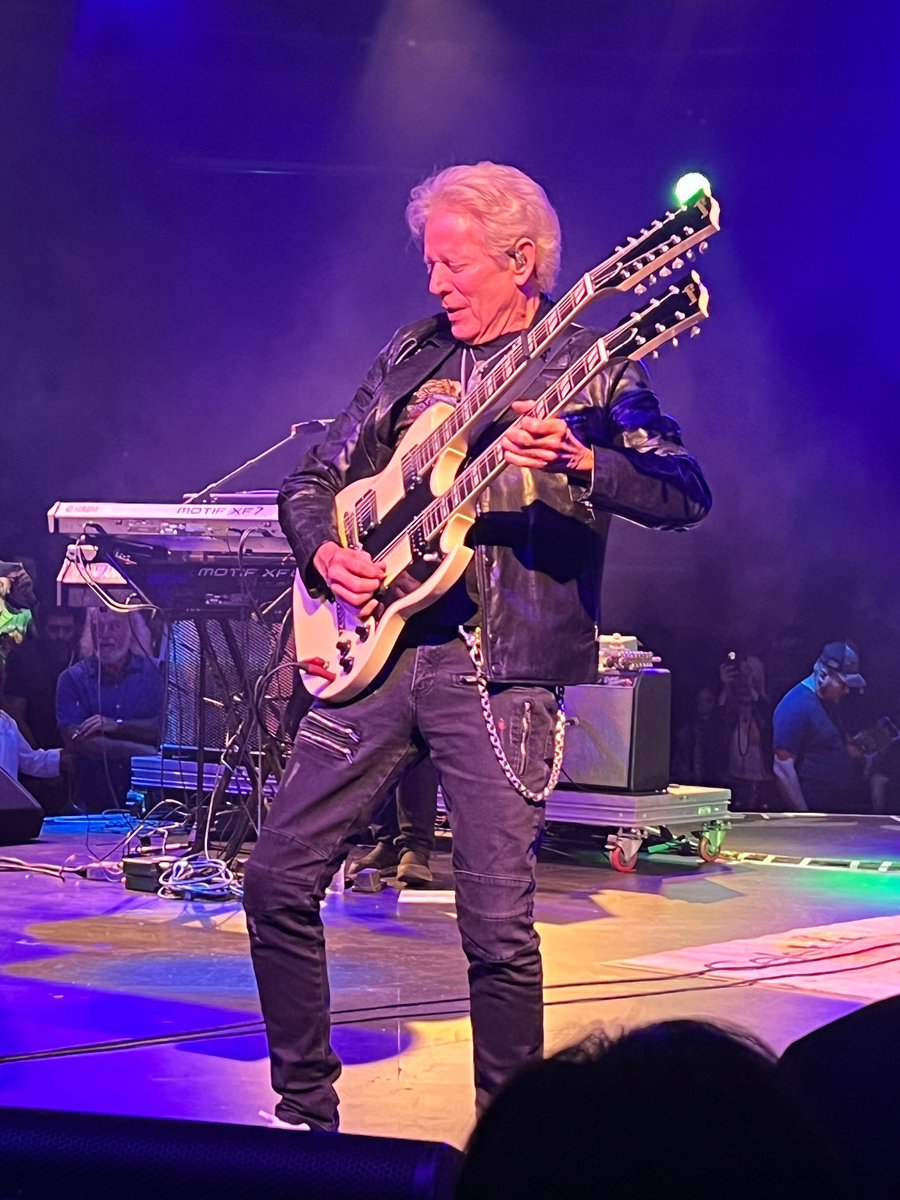 KarenBrownTV's tweet image. One of our favorite Holiday traditions! Alice Coopers fundraising concert for his super cool teen centers!! And we got to see one of Eagles…Don Felder 🤗 I so love the Eagles! #christmaspudding #alicecooper #solidrock #karenbrown #darrelldavis #karendavis #donfelder