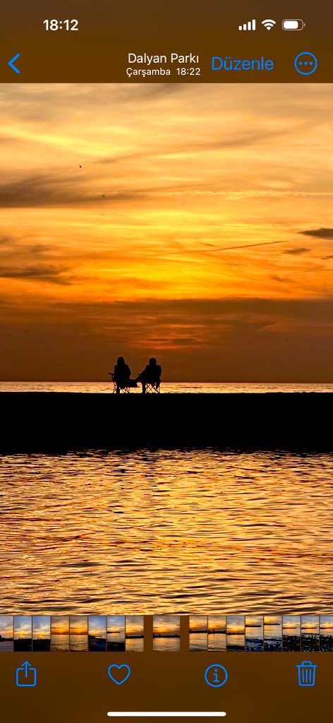 bir sır- çocuksun, aşkla açıyorsun kullandığın herşeyi
burda değilsin, çoktun çekilmişsin ve seninle
gitmiş senin olan, her zamankinden çoksun bu evde
çünkü aşk hepimizden çalışkandır, ben duruyorum
vefa aşk listesindeki ceza nöbetine…
—Haydar Ergülen