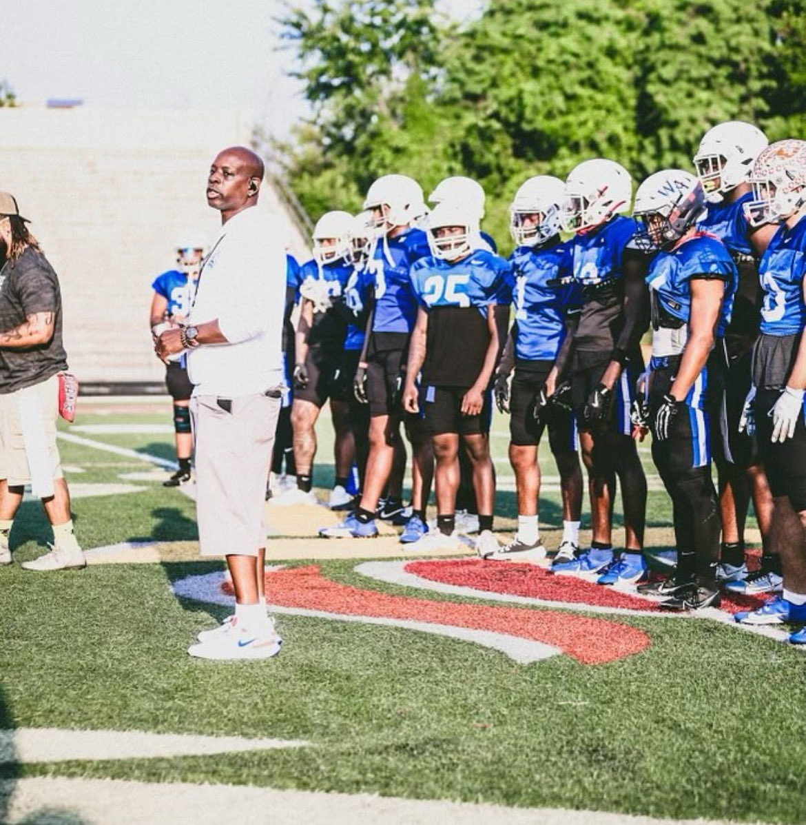 CoachT_99's tweet image. The head coach is on the road recruiting #ThePack🐺 is on a hunt make sure to give him a follow @coachhoward22w  QB’s Assist coach @HowardHuskies1 trust me he have top notch coaching experience at every level #NewEra💎