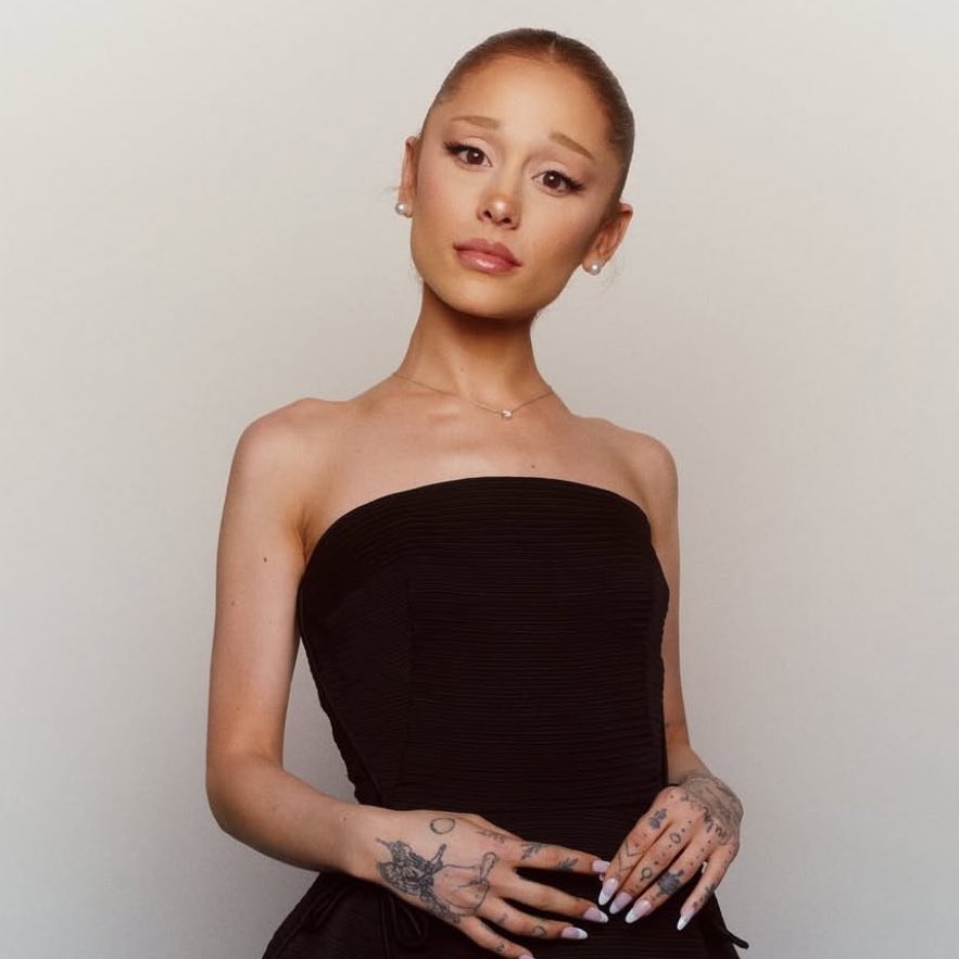 updatecharts's tweet image. Ariana Grande sobre possibilidade de fazer um show em Copacabana: 

&quot;Meu Deus! Os meus fãs brasileiros são os mais incríveis do mundo todo, eles são tão amorosos! A última vez que eu fui pra lá, foi uma das experiências mais incríveis da minha vida. Então, é desnecessário dizer…