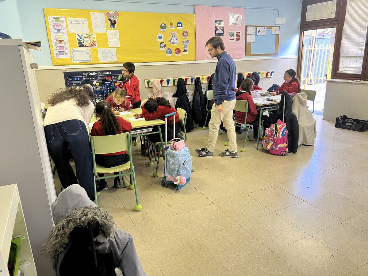 vmh_feye's tweet image. Hoy hemos realizado rincones de cooperativo en 2° ciclo de Primaria, donde hemos incluido un rincón de robótica. Los alumnos han aprendido y disfrutado a partes iguales. #vmh_FEyE #colegiosFEyE #rincones #cooperativo #robotica #transforma