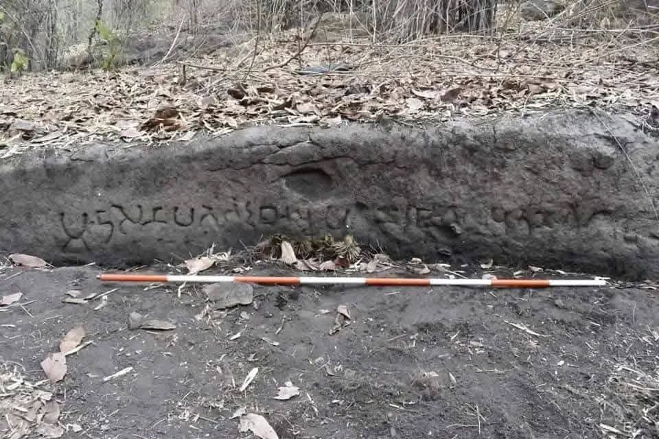 LakhanmeenaIND's tweet image. बड़ी खबर 🚨 🚨 🚨 

मध्य प्रदेश के बाँधवगढ़ टाइगर रिजर्व क्षेत्र में भारतीय पुरातत्व सर्वेक्षण (ASI) को एक प्राचीन बौद्ध स्थल की अद्भुत खोज हुई है।खोज में मिली प्रमुख चीजें:

२६ रॉक-कट गुफाएँ (गुफा मंदिर)

२ चैत्य/मठ

२ स्तूप

२४ शिलालेख

४६ बौद्ध मूर्तियाँ

अन्य बिखरे हुए अवशेष…