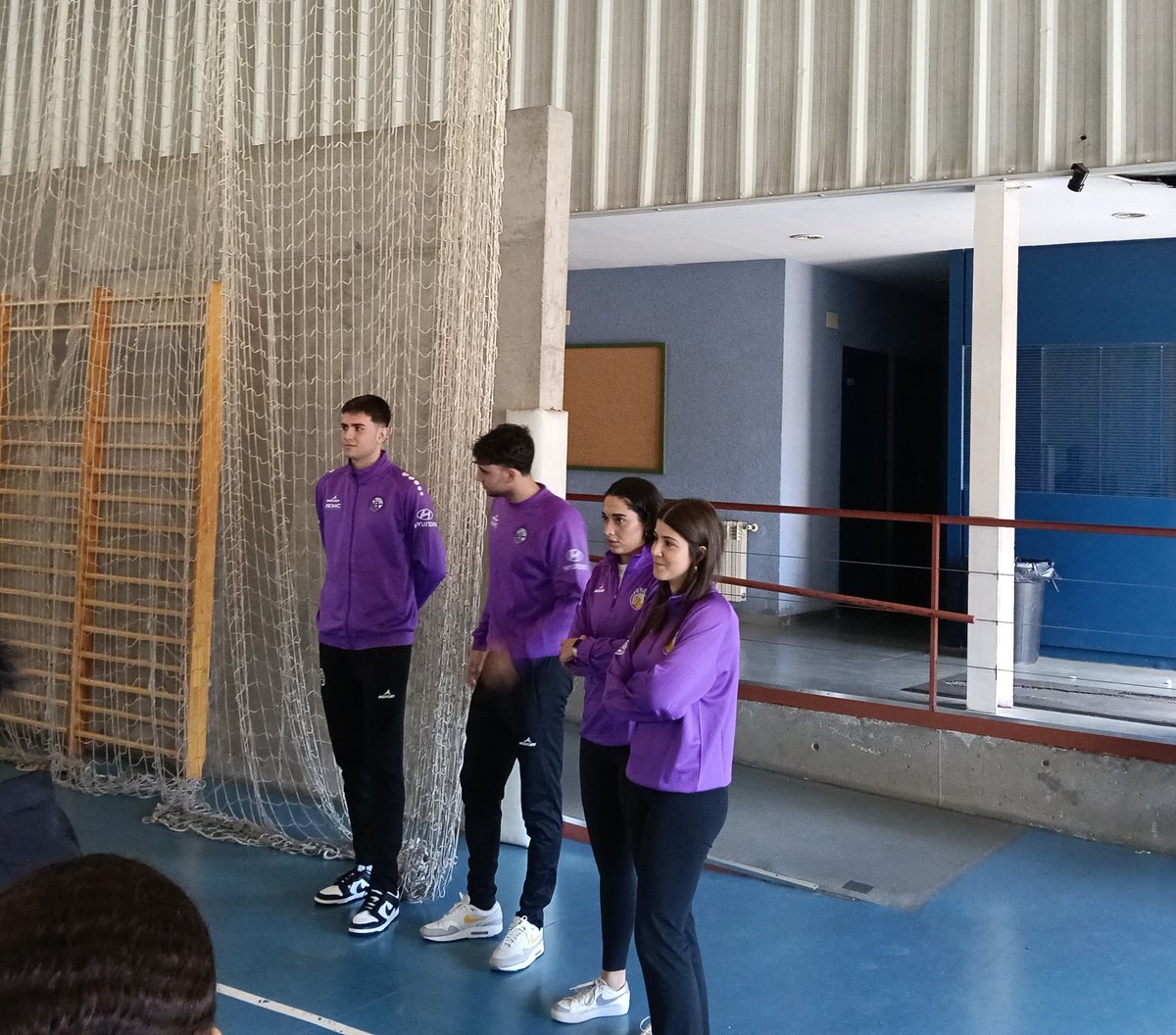 💜 En el #DíaMundialDeLaInfancia no podíamos faltar a nuestra cita con los centros educativos: ¡hoy visita junto con <a href="/PonceVaCB/">Ponce Valladolid CB</a> al IES Delicias!

🙌 ¡Enormemente agradecidos y agradecidas por esta experiencia!

<a href="/UEMC/">UEMC</a> #BaloncestoValladolid