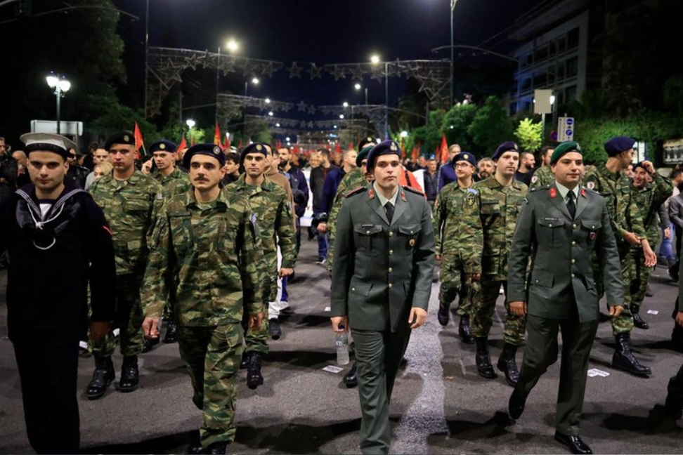 Yunan komünistler o kareyi soL'a anlattı: 'Evet, aktif askerler yürüdü, amaç askerin halka karşı kullanılamayacağını göstermek'

haber.sol.org.tr/haber/yunan-ko…